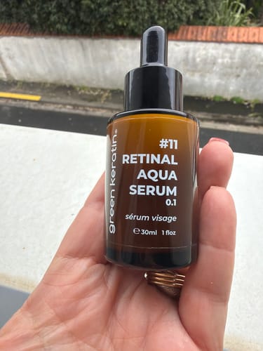 Main d'une cliente tenant le flacon du #11 Retinal Aqua Serum.