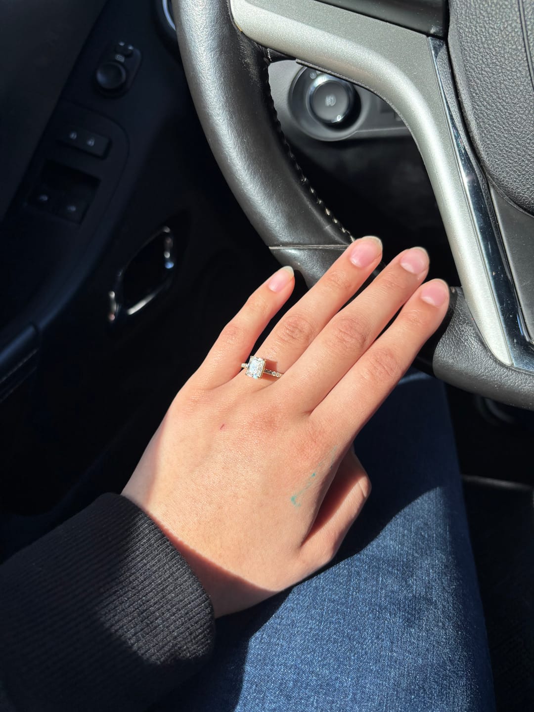 Customer photo review of S925 Rodiffy Moissanite 2.0 Ct~4.0 Ct Radiant Cut Yellow Gold/White Gold Engagement Ring For Women