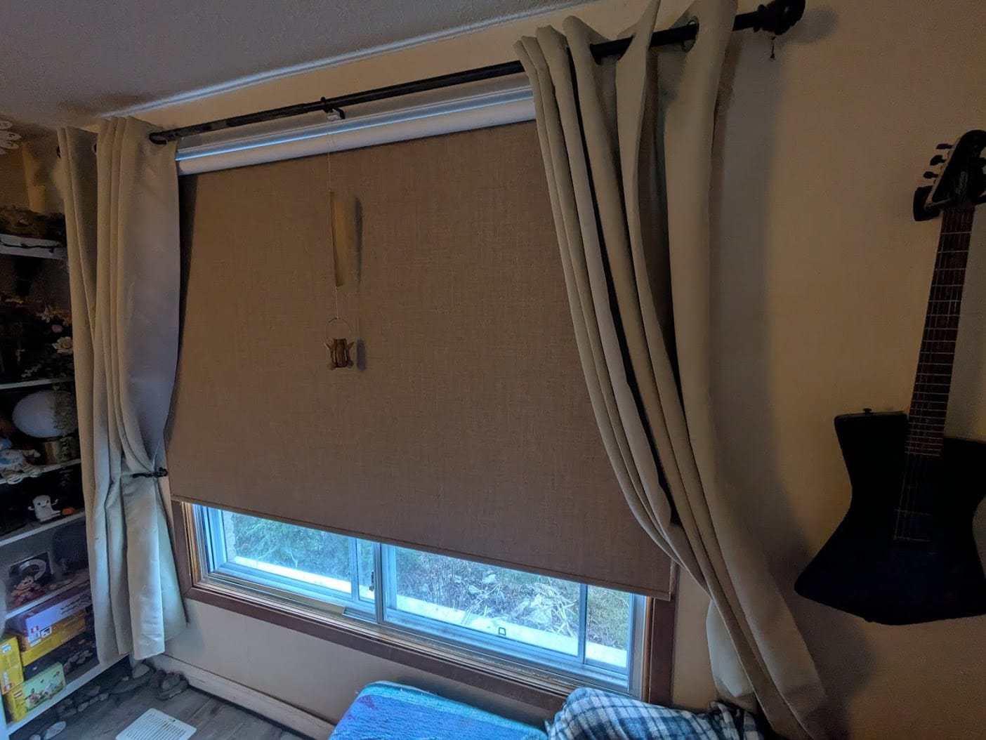 Customer photo review of SmartWings Motorized Roller Shades 100% Blackout Vigor