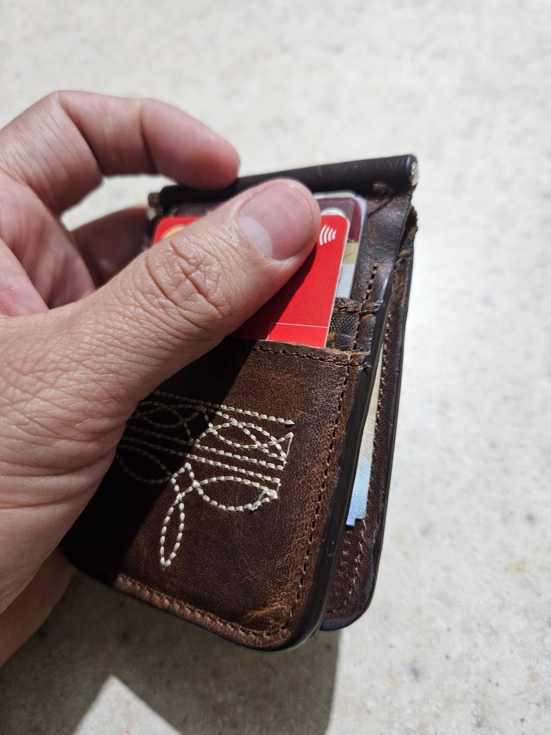 Customer photo review of Billetera de clip César – Piel café bravo con ringle bordado café chocolate