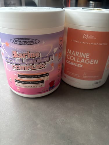 Évaluateur montrant deux pots de Collagène Marin Nova Pharma, un standard et un en édition limitée.