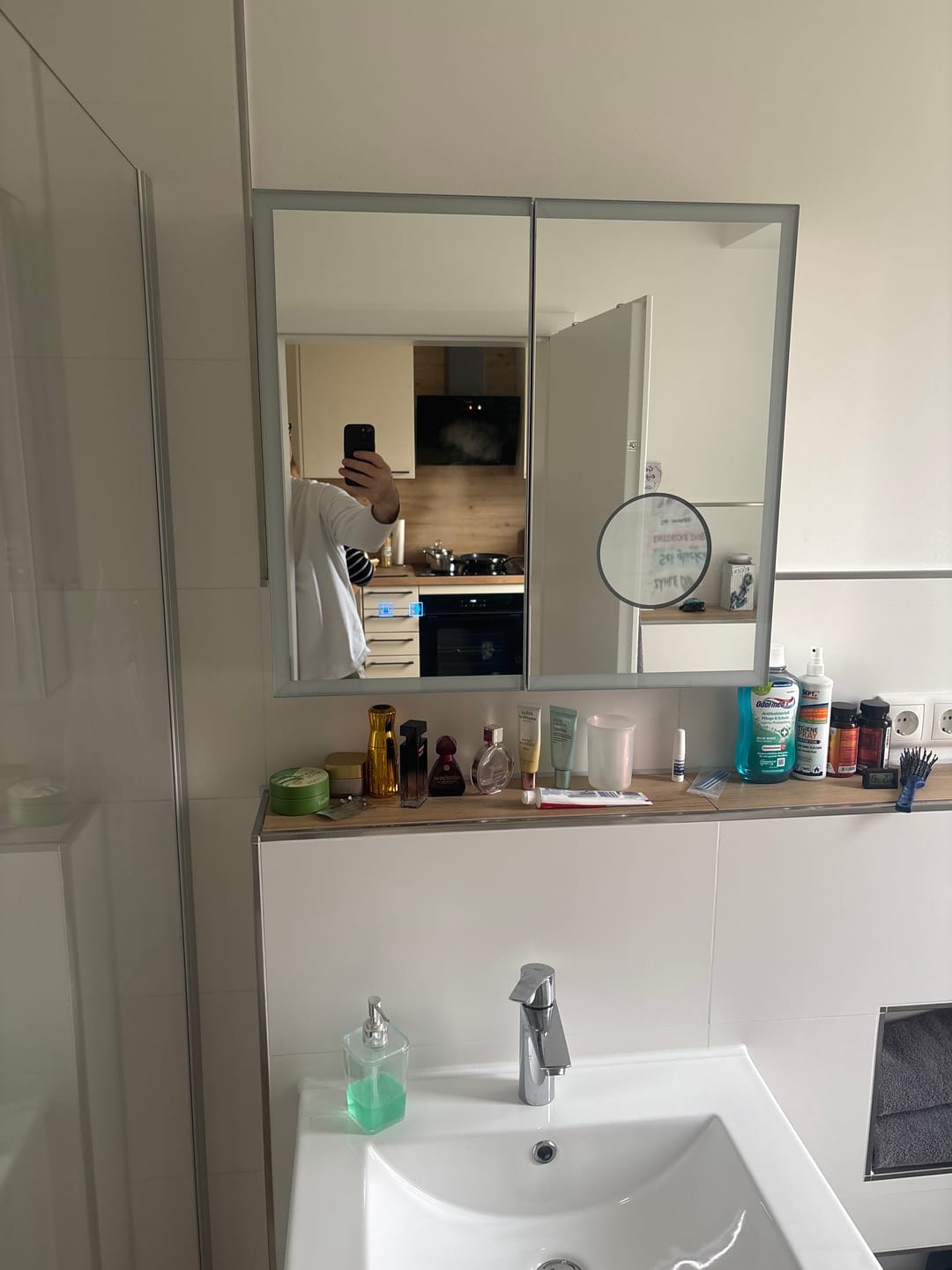 Customer photo review of SONNI LED Spiegelschrank Bad mit 3-fache Vergrößerungsspiegel und Steckdose 65 x 60 cm, Aluminum Spiegelschrank mit Touch-Schalter, 3 Lichtfarben + Defogging, IP44 wasserciht