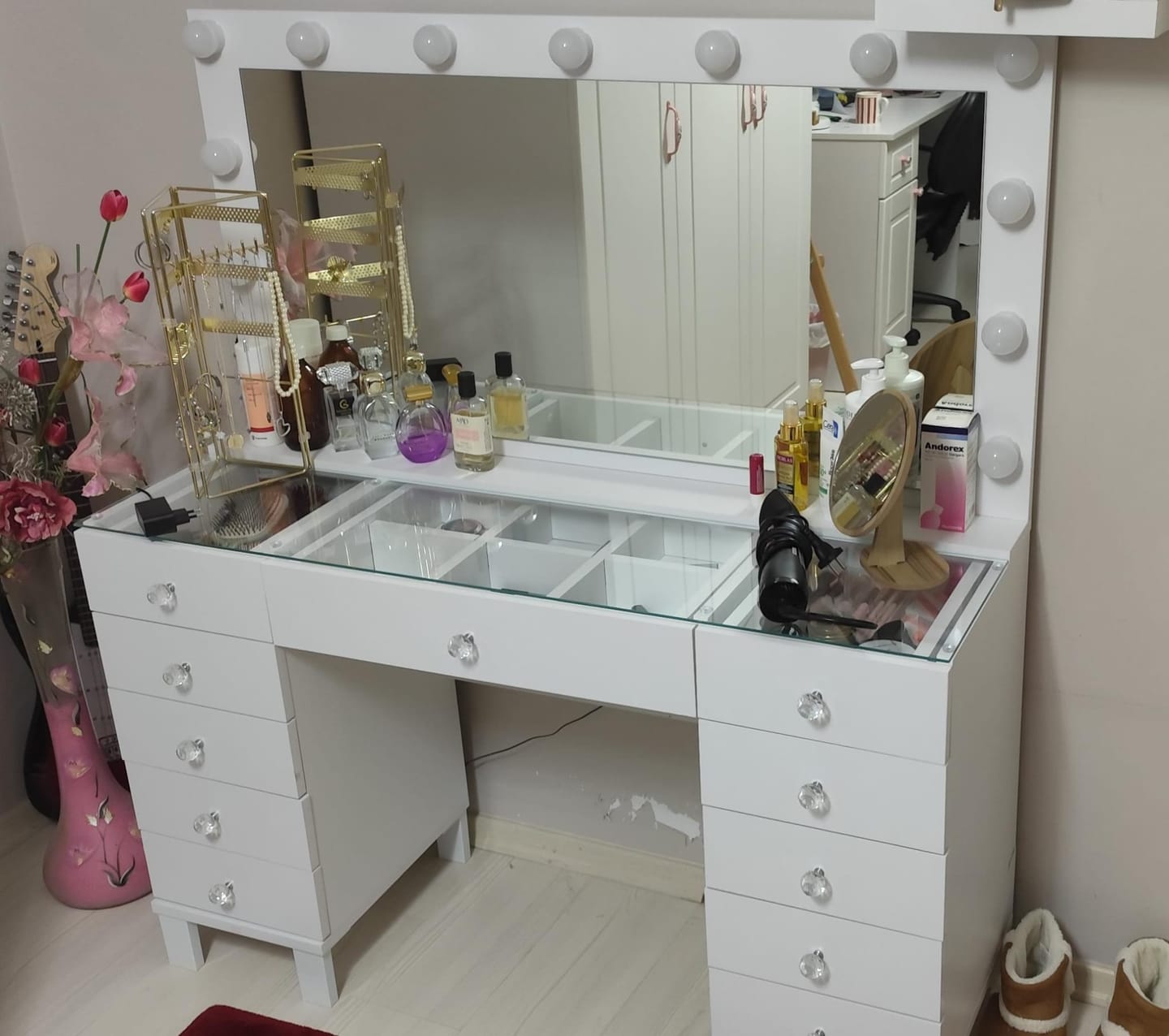 Customer photo review of Rani BJ137 Hollywood Işıklı Aynalı Kulis Makyaj Masası Cam Tablalı 11 Çekmeceli Takı Düzenleyici Beyaz