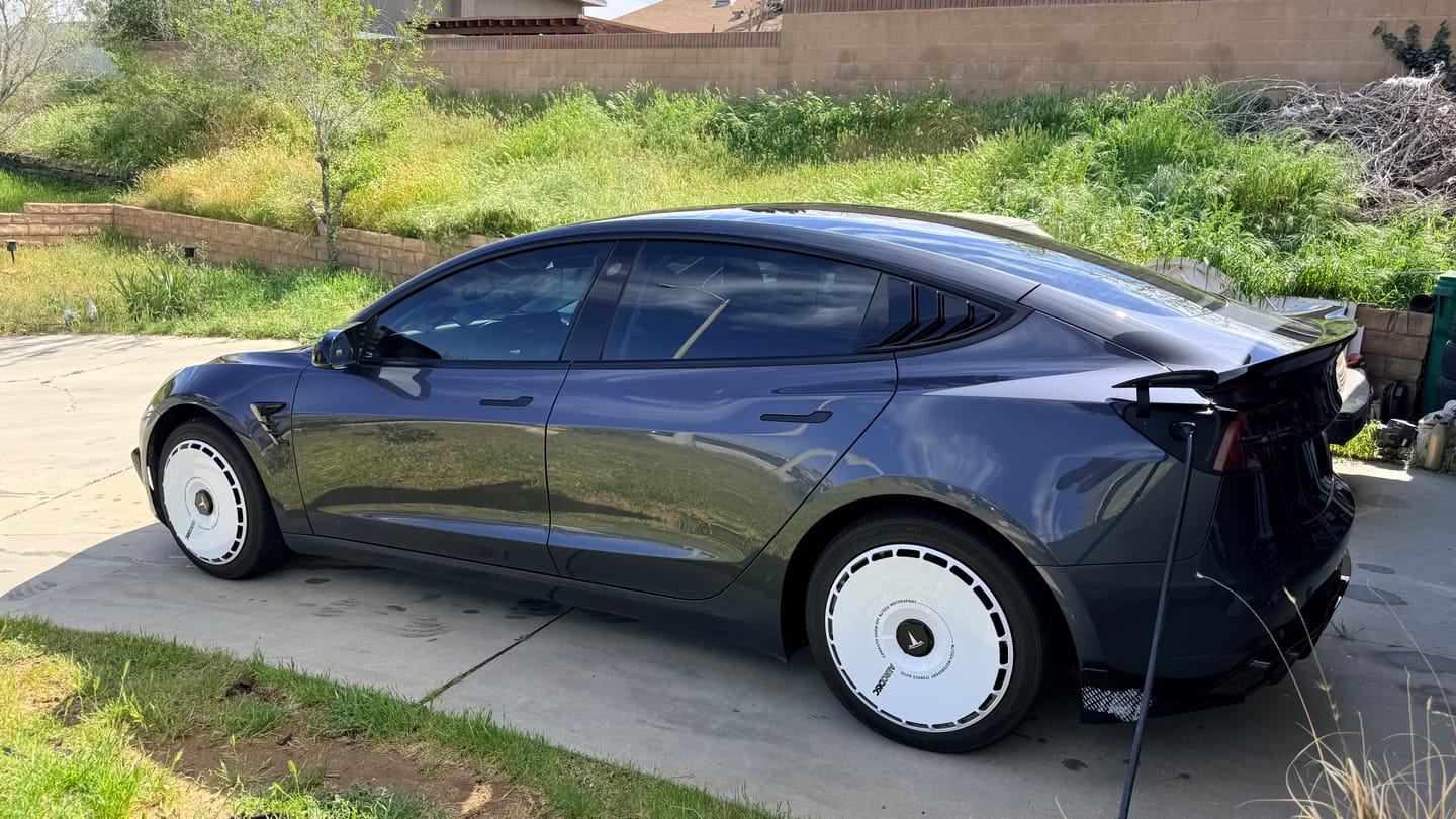 Customer photo review of EVAAM® Stylish Fully Wrapped Wheel Hubcap For Tesla Model 3/Y (4 PCS)