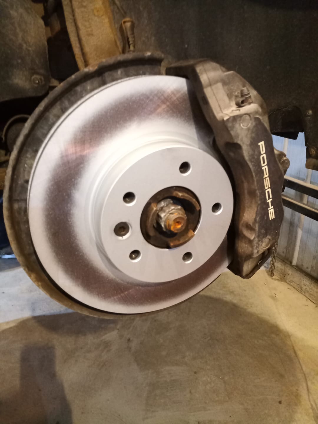 Customer photo review of [Avant] Kit de disque (revêtu) et plaquette (céramique) de frein pour Porsche Cayenne Volkswagen Touareg avec 330mm Diameter Rotor KGC-101404