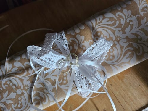 Vom Kunden als schönes Hochzeitsgeschenk verpacktes Tortenbesteck-Set.