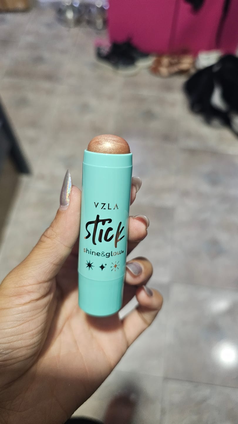 Customer photo review of Shine And Glow – Iluminador Em Stick – Vizzela