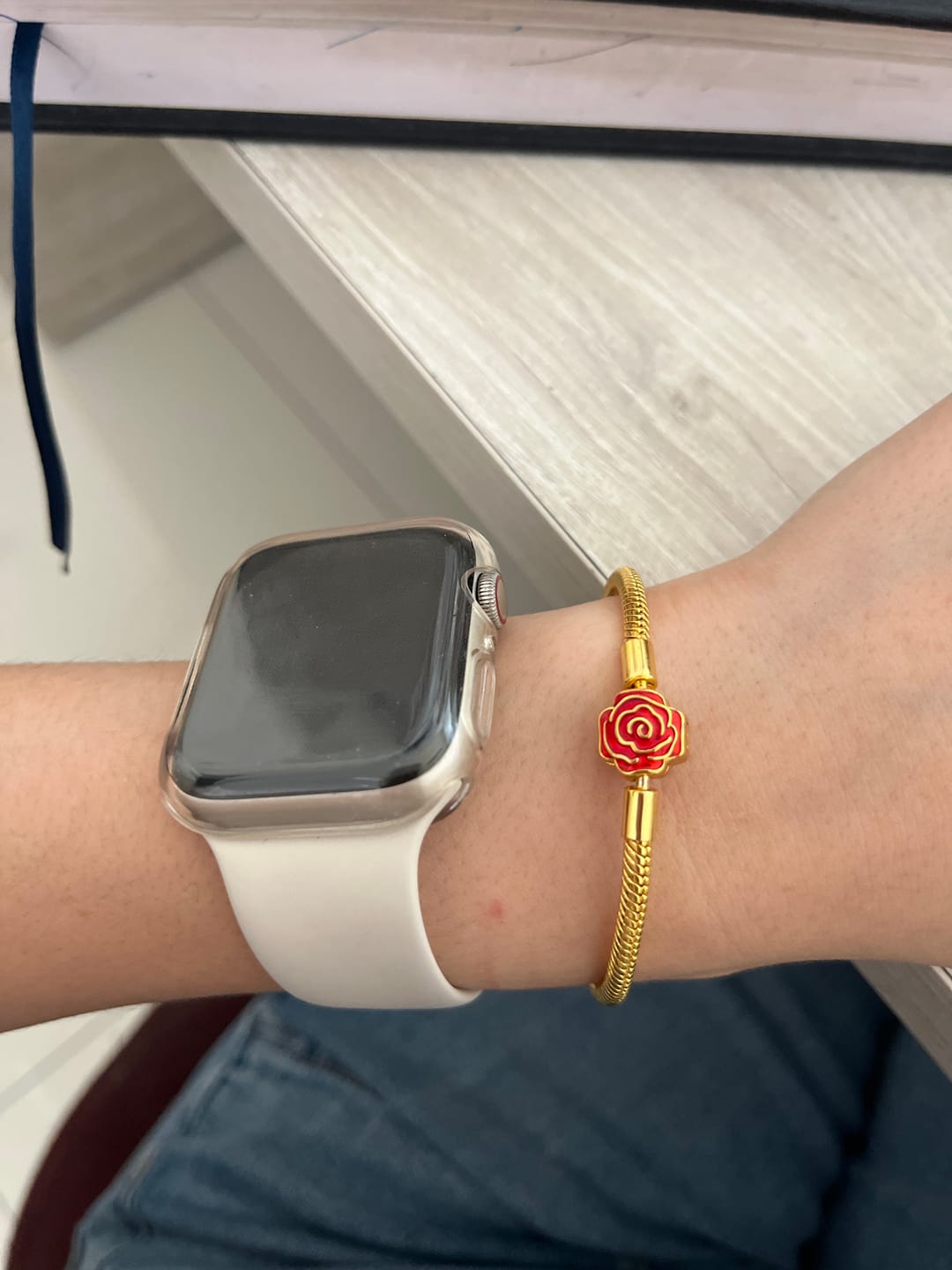 Customer photo review of BRAZALETE PULSERA PANDORA ROSA ROJA DISNEY BELLA Y BESTIA ORO DORADO 14K