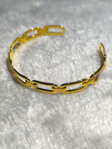 Customer photo review of Minimalist Gold Link Bracelet