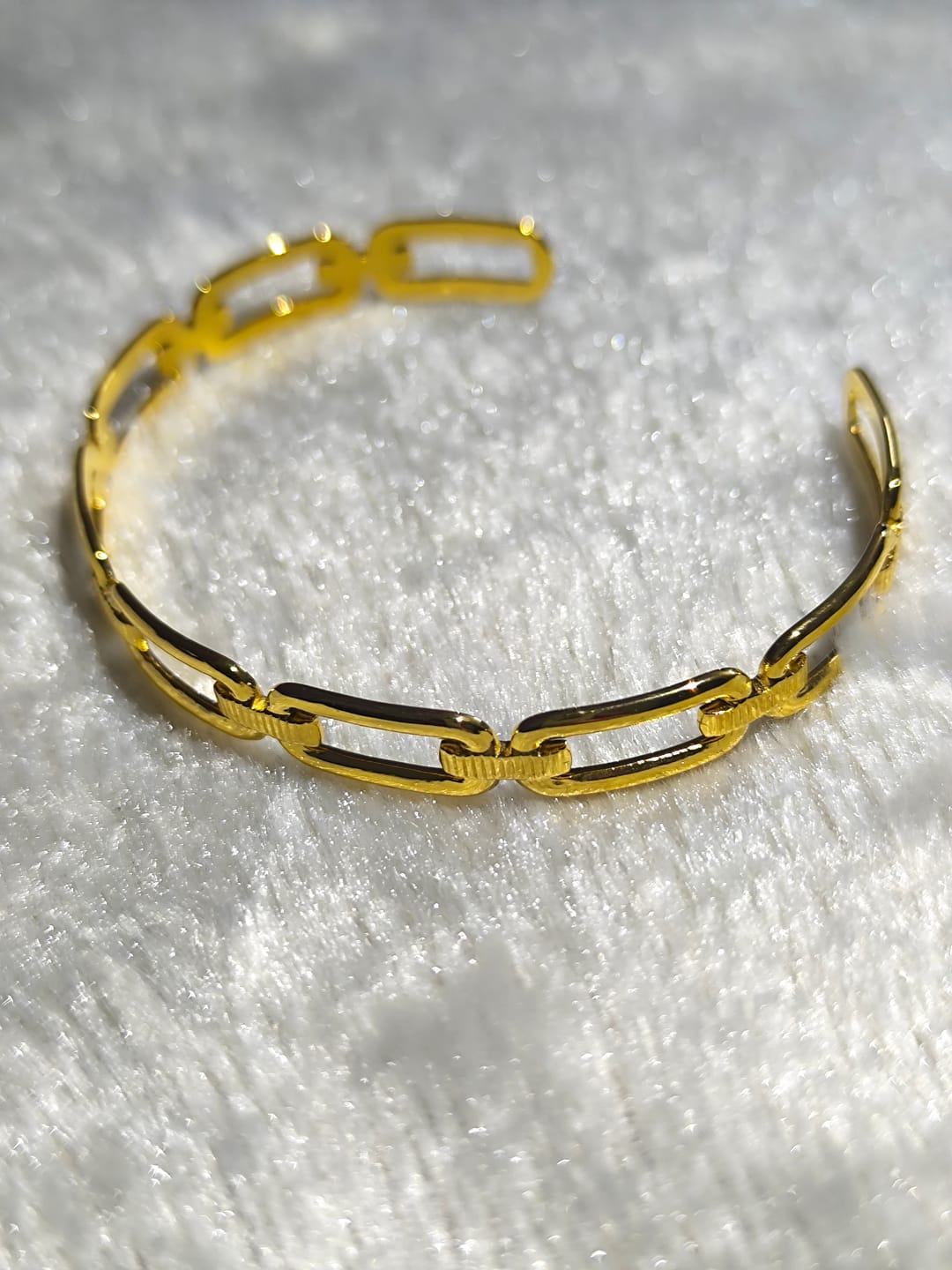 Customer photo review of Minimalist Gold Link Bracelet