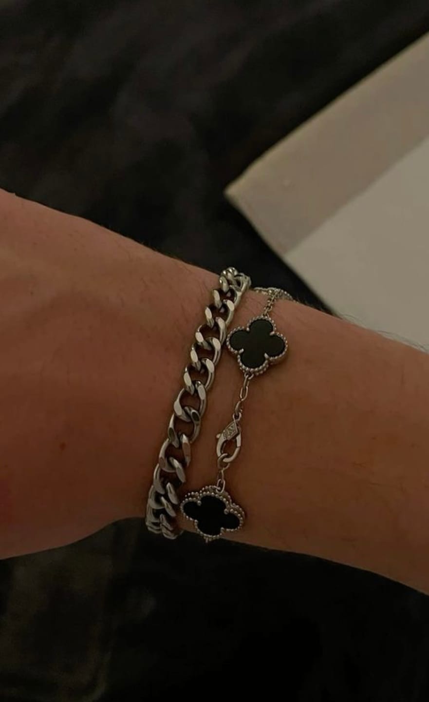 Customer photo review of ‏ צמיד תלתן בגוון כסף עם 5 תלתנים בגוון שחור