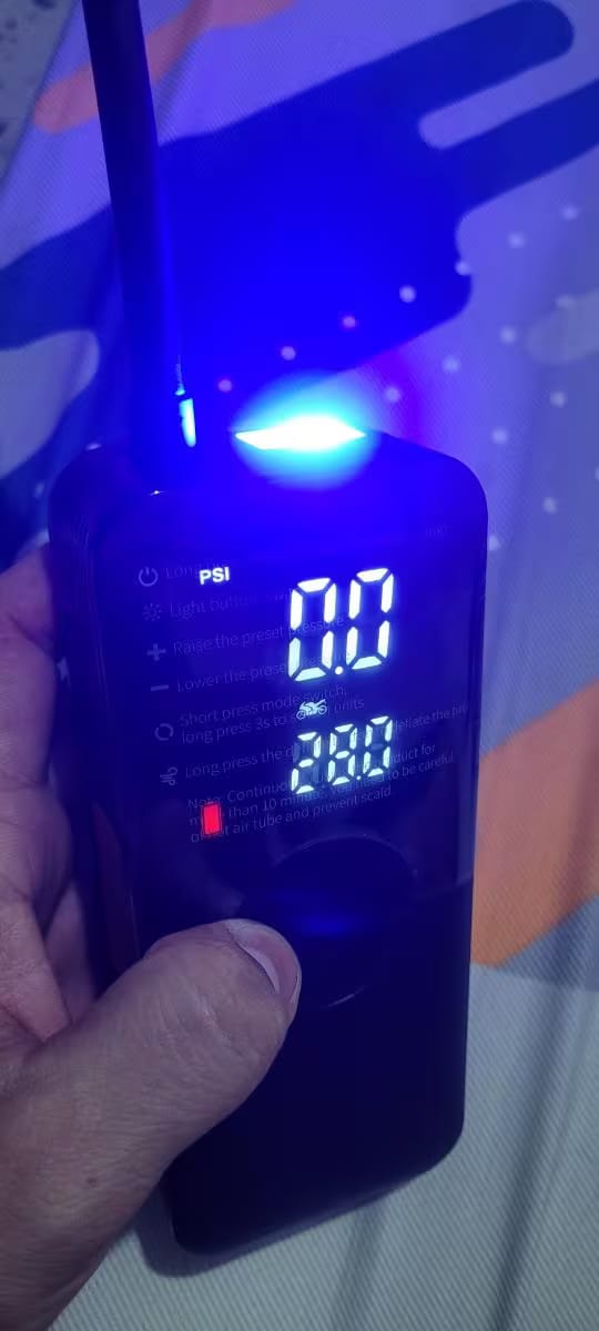 Customer photo review of Kabelloser Reifenkompressor – Tragbarer Digitaler Luftkompressor & Powerbank