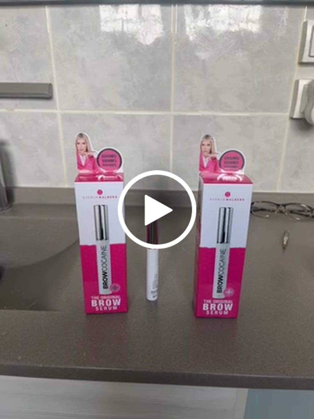 Customer video review of BROWCOCA!NE - Augenbrauenserum