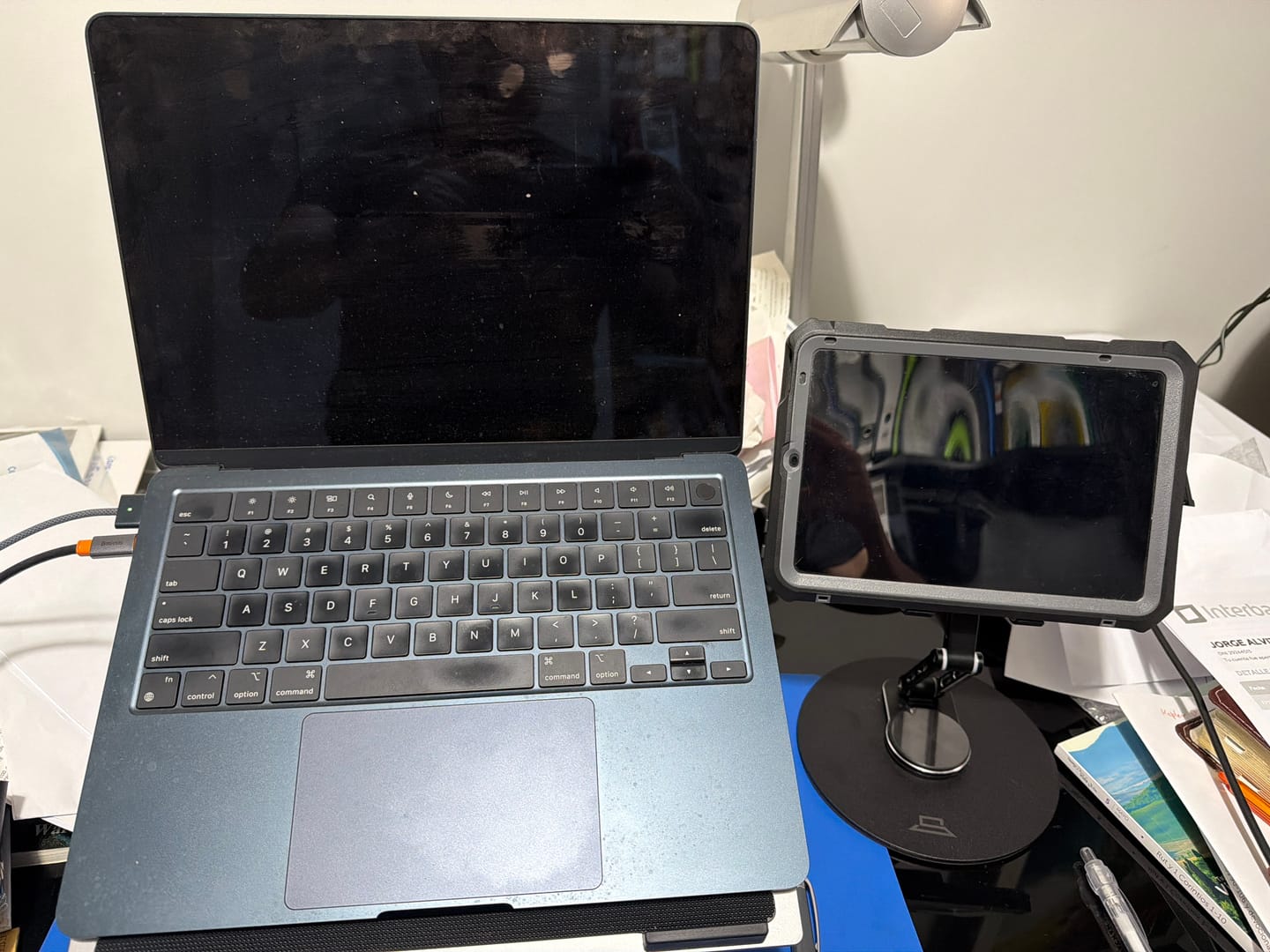 Customer photo review of Soporte Giratorio Premium para Laptop