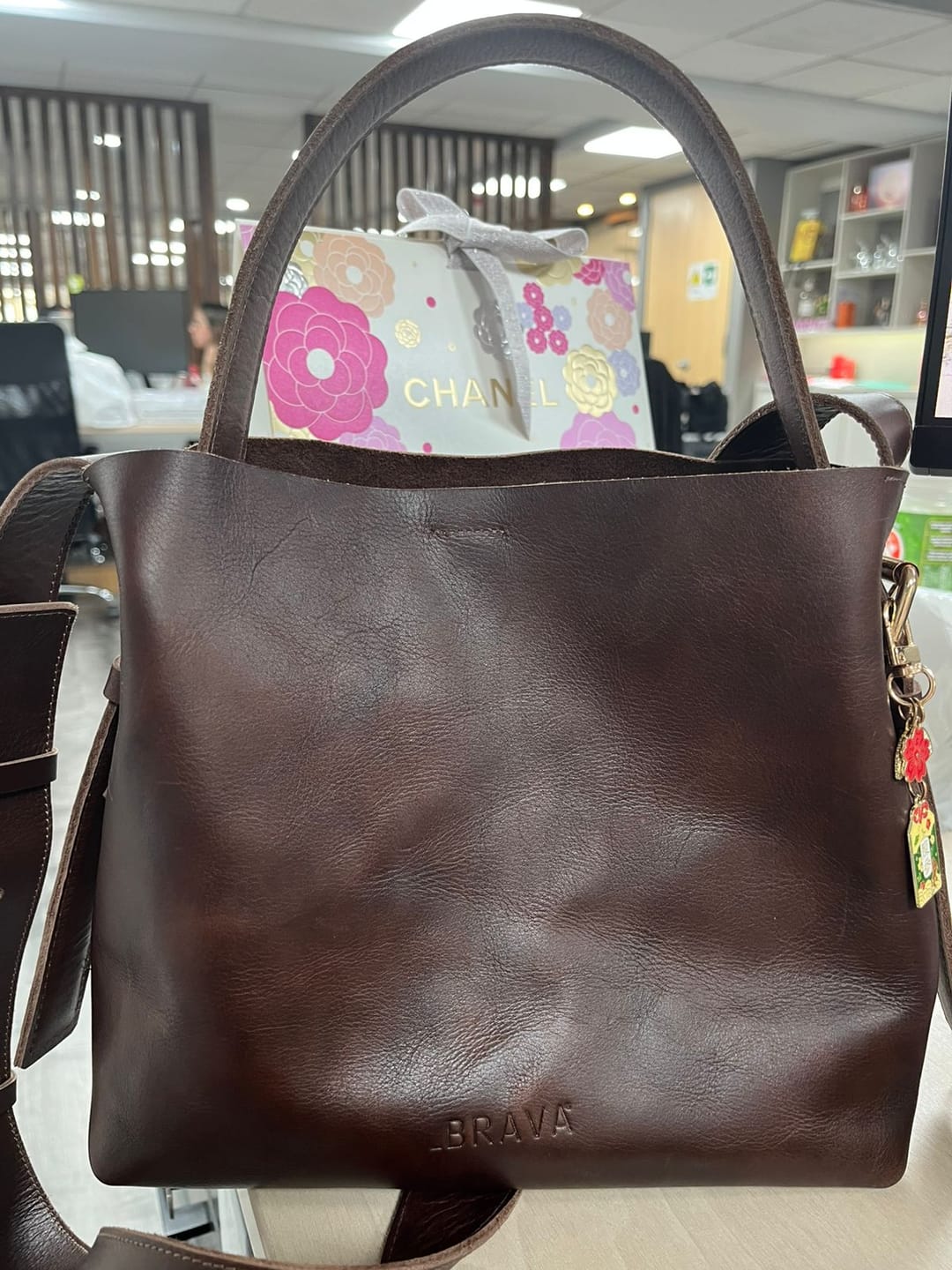 Customer photo review of Cartera de cuero modelo PAULA Café