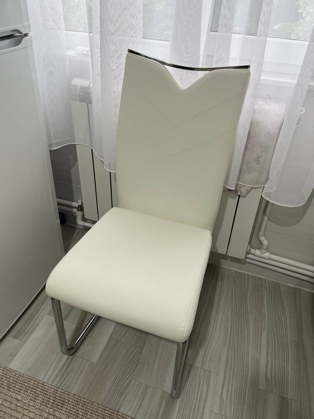 Customer photo review of Scaun tapitat K224, alb/crom, piele ecologica/metal, 44X54X100 CM