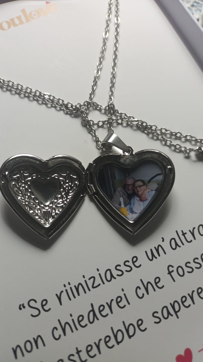 Customer photo review of Collana con Foto custodita nel Cuore e Dedica Personalizzata