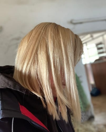 Rezensent zeigt glattes, glänzendes Haar nach der Anwendung der SCALP HARMONY™ BOX.