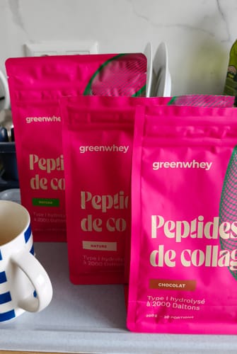 Photo d'un client montrant trois sachets de Peptides de Collagène, dont les saveurs Nature et Chocolat.