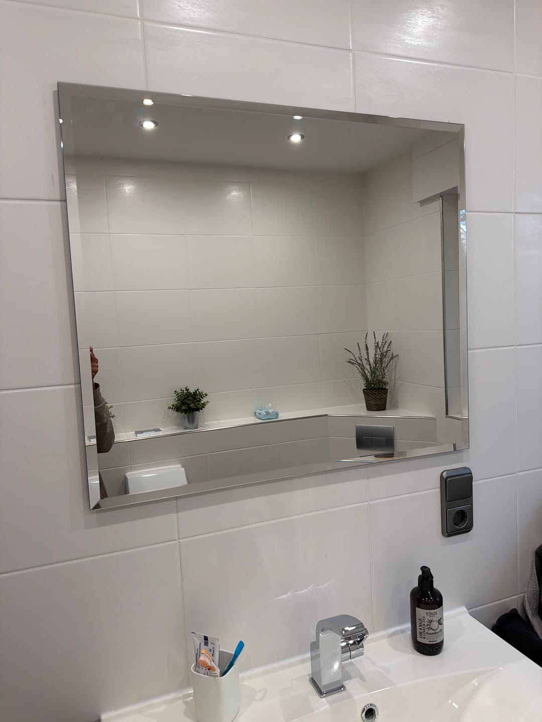 Customer photo review of Spiegel ohne Rahmen, Badspiegel & Wohnzimmerspiegel inkl. Befestigungsset, mit Facette, Eckig