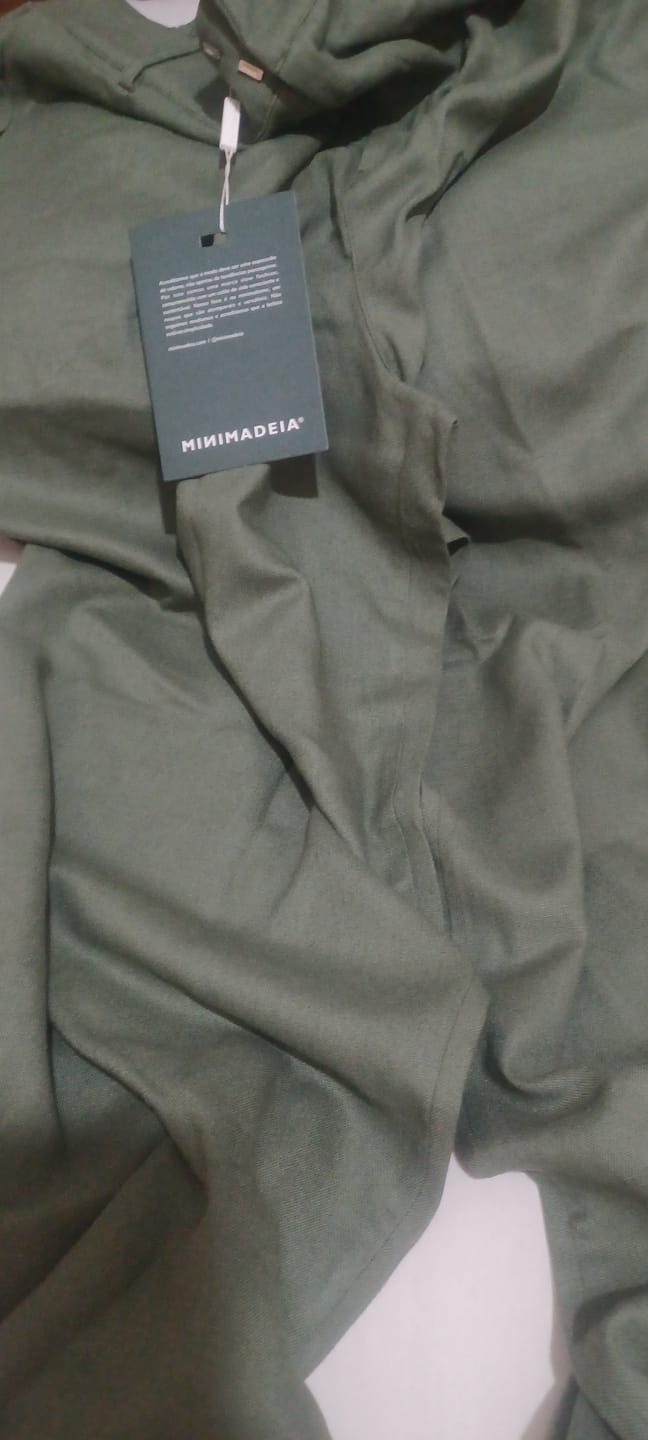 Customer photo review of Calça Slouchy Íris Verde Escuro