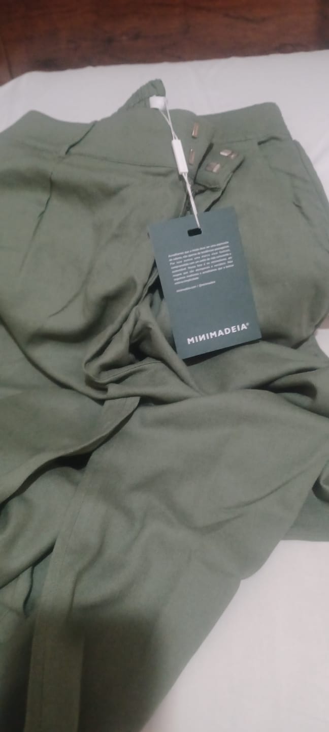 Customer photo review of Calça Slouchy Íris Verde Escuro