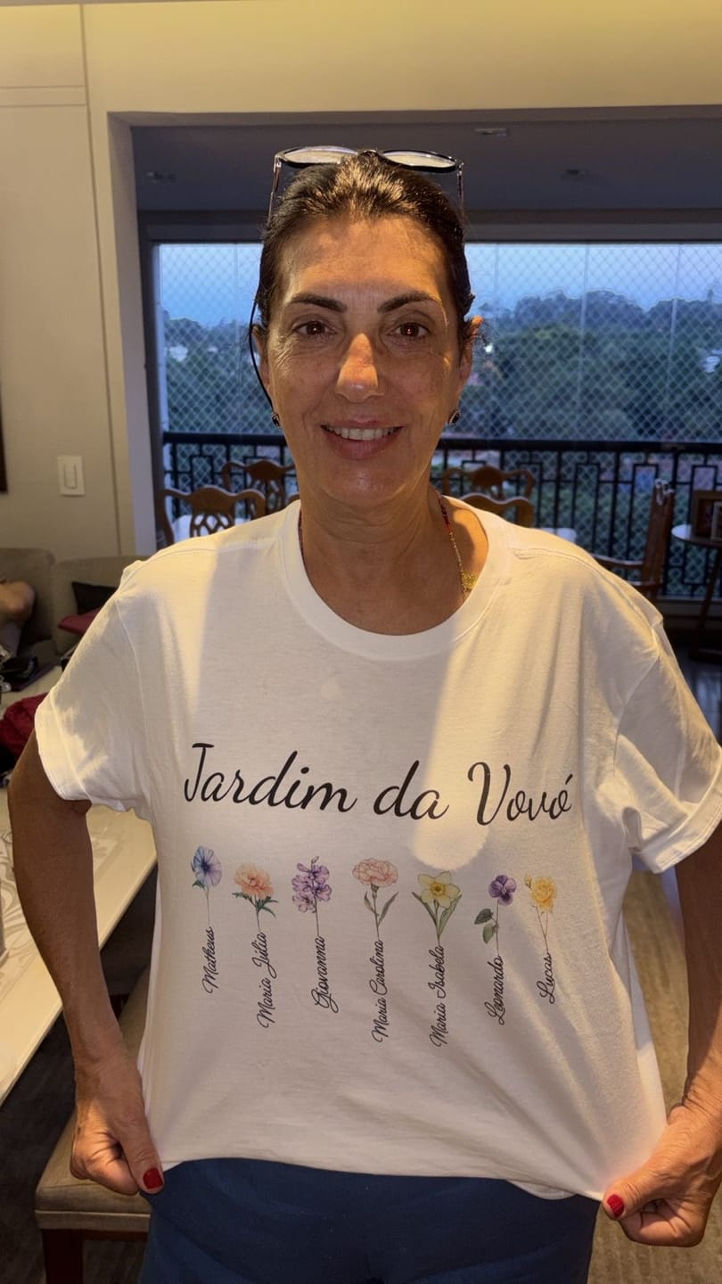 Customer photo review of Camiseta JARDIM DA VOVÓ - NOVAS FLORES  | Presente para Avó | Algodão 100%