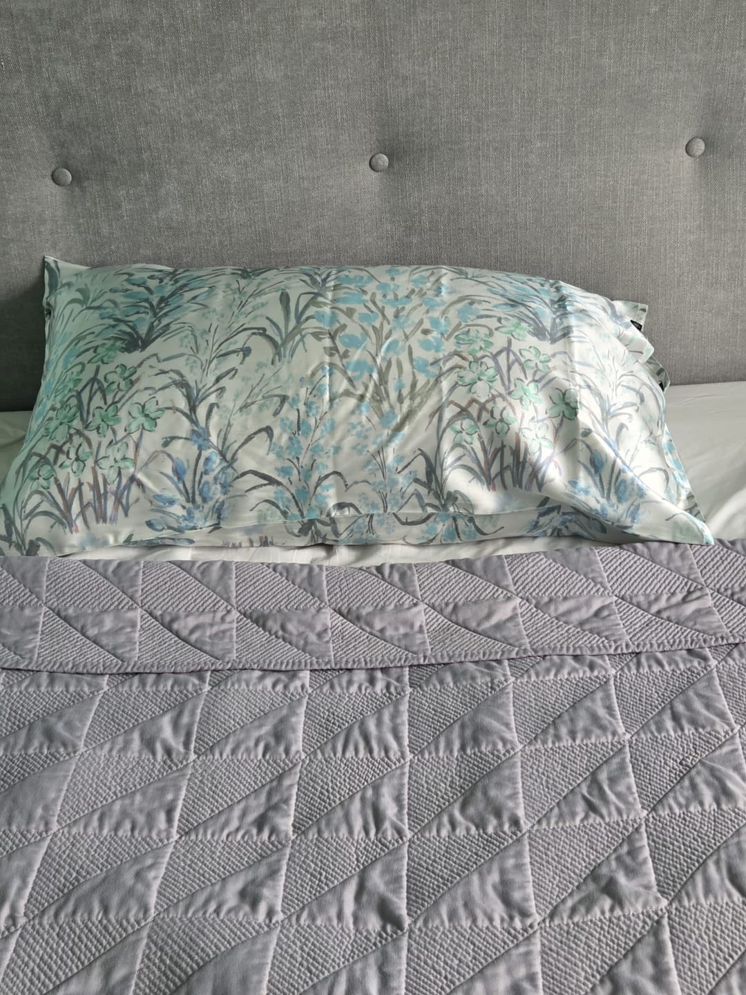 Customer photo review of Aqua Dreamscape Pure Silk Pillowcase