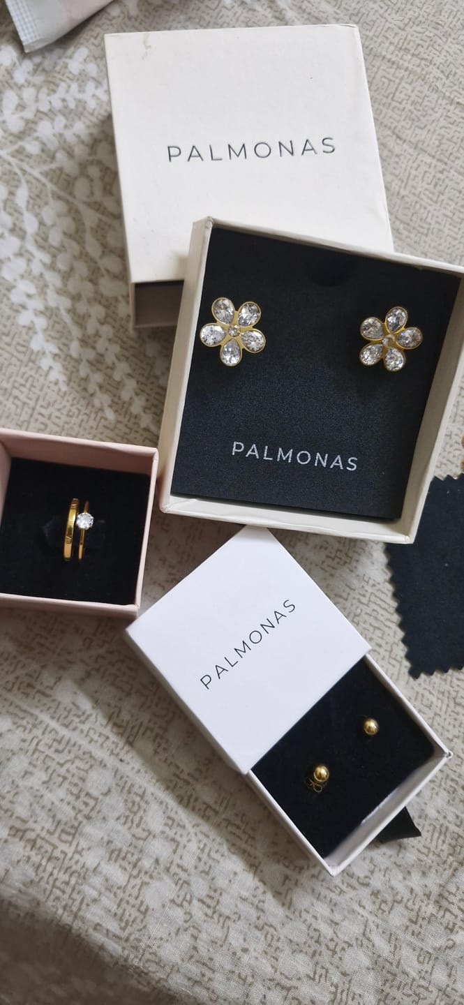 Customer photo review of Blooming Diamonds Stud Earring