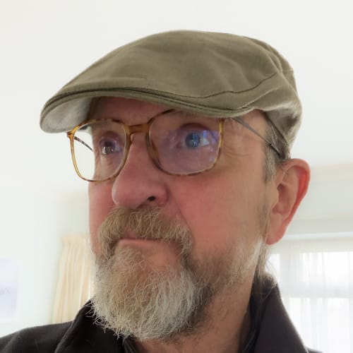 Customer wearing the Donegal Touring Cap Linen, showing the tailored fit and curved peak.