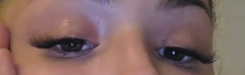 Kundenrezension: Nahaufnahme der Augen mit den langen PARIS Wimpern, die einen voluminösen Cat-Eye-Look erzeugen.