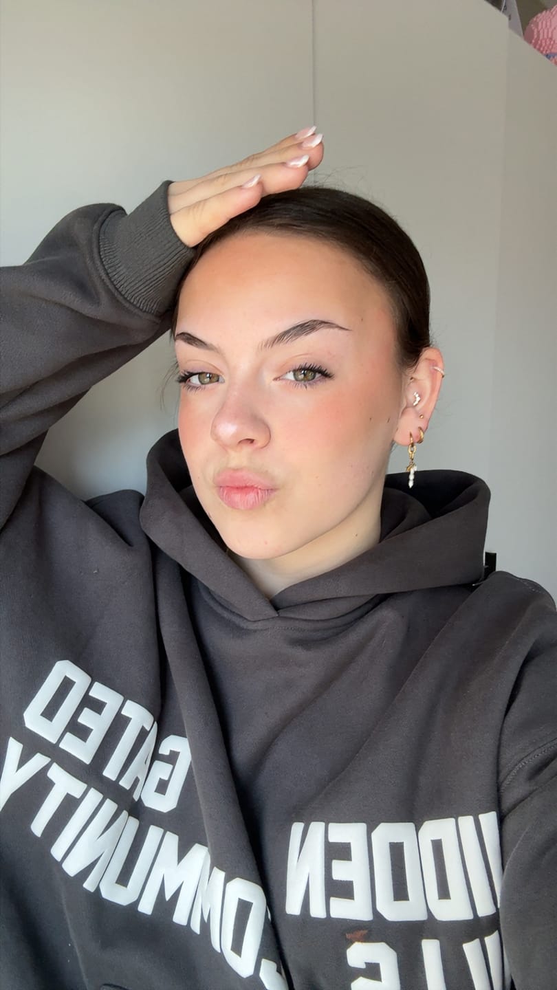 Customer photo review of GATED COMMUNITY HOODIE DARK GREY