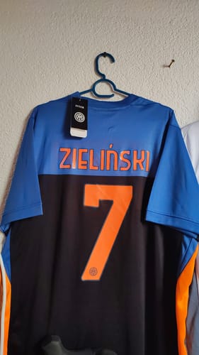 Cliente mostra la sua Quarta Maglia Inter personalizzata con il nome Zieliński e il numero 7.