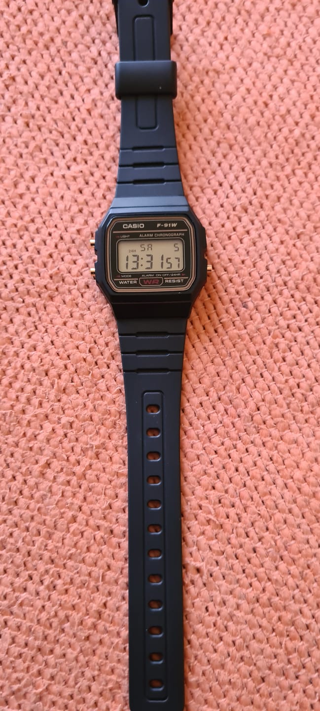 Customer photo review of Reloj Casio Vintage F-91WG-9SDF Clásico Líneas Amarillas