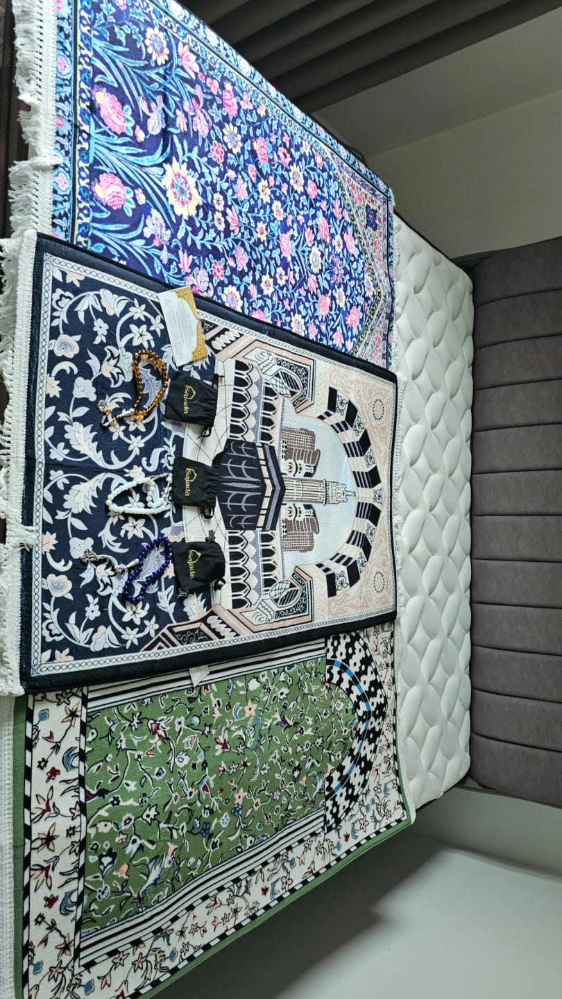 Customer photo review of Floral Kaaba  Padded Prayer Mat
