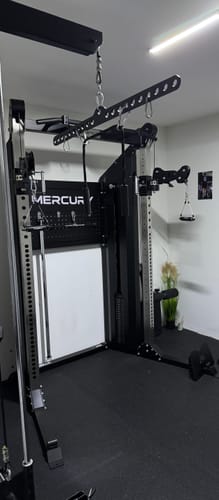 Rezensent zeigt den aufgebauten Mercury Functional Trainer in einem Home-Gym.