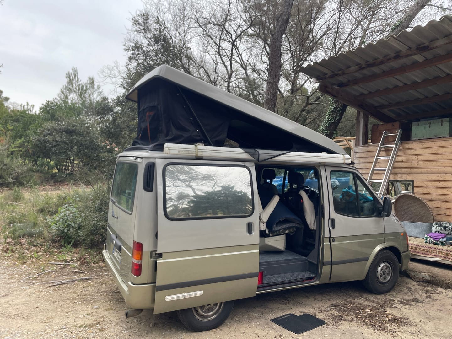 Customer photo review of Ford Nugget 2nd-Gen Pop-Top Roof Canvas (1991/92-1999) | 3-window Replacement Roof Tent