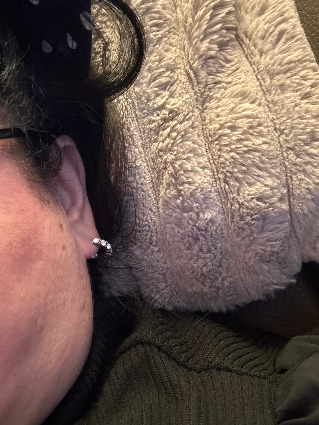 Customer photo review of Bold Pave Huggie Hoop Ohrringe - Small