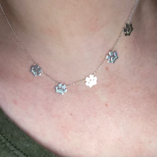 Customer photo review of Collar personalizado con nombre y huellas separadas