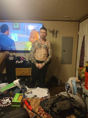 Reviewer stands shirtless, showing a muscular and defined torso in a review for Methyl-Test.