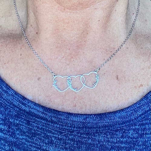 Customer photo review of Collar personalizado con nombre y corazón