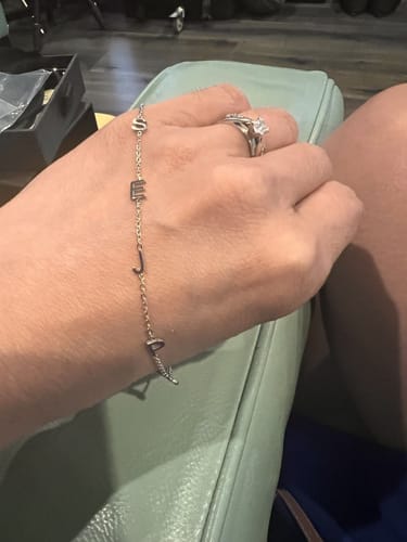 Customer photo review of Pulsera con iniciales personalizadas en horizontal