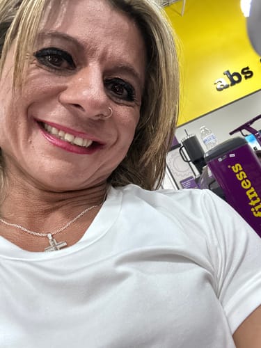 A happy reviewer for Just Blue™ takes a selfie at the gym.