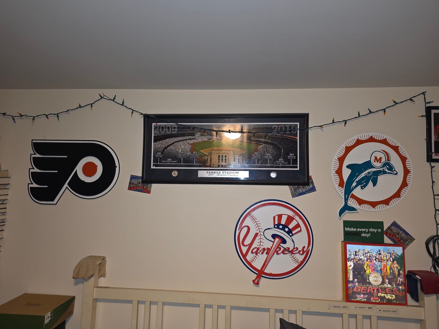 Customer photo review of New York Yankees "BAT AND HAT" 3D Vintage Metal Wall Art