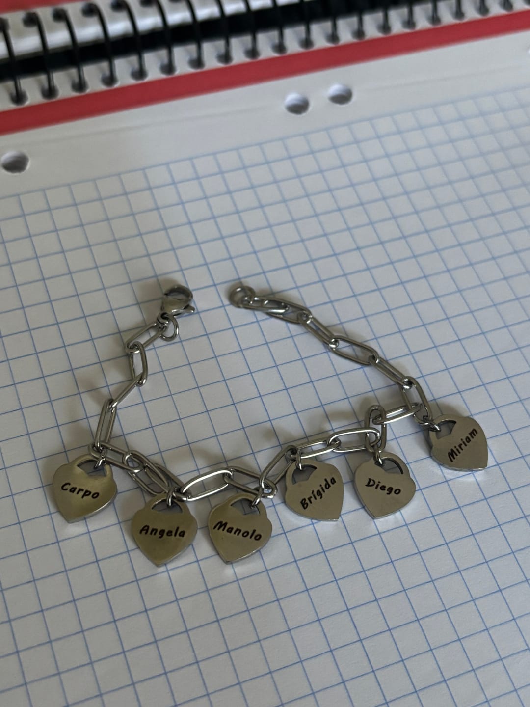 Customer photo review of Pulsera con colgantes corazón personalizados