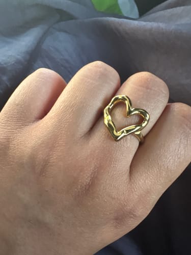 Customer wearing the modern, gold Eternal Heart Ring on their finger.