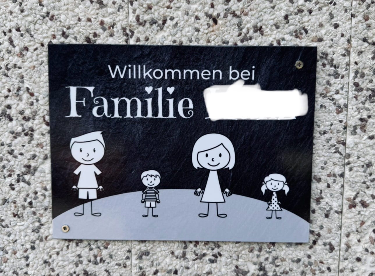 Customer photo review of Familien Türschild (UV- und wetterfest) inkl. Klebebefestigung