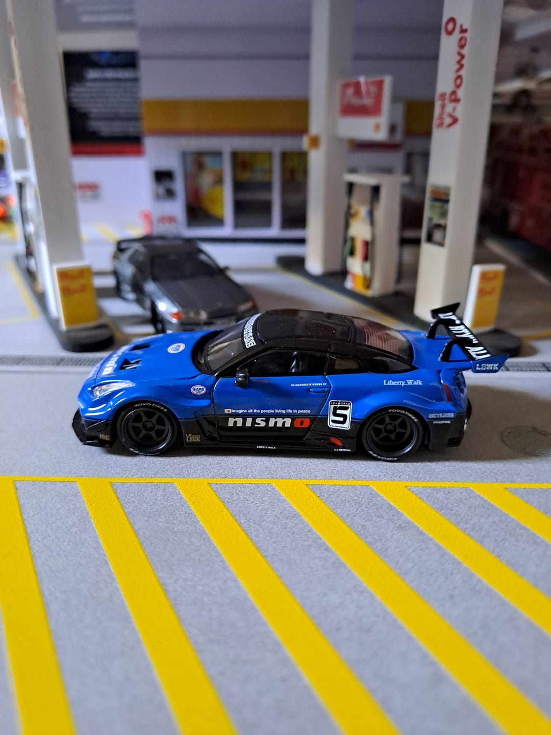 Customer photo review of (PRE-ORDER) Mini GT 1:64 LB-Silhouette WORKS GT NISSAN 35GT-RR Ver.2 Blue MGT01124-R