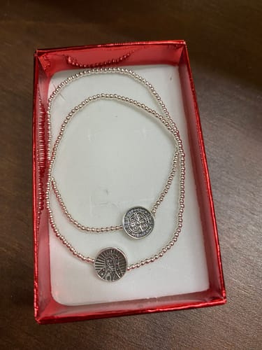 Customer photo review of 2 Pulseras San Benito y Virgen de Guadalupe