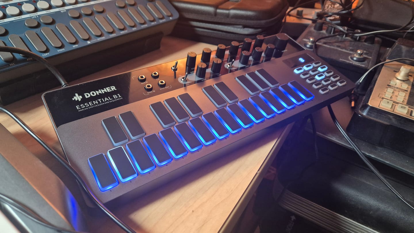 Customer photo review of Donner Essential B1 Synthétiseur de basse analogique